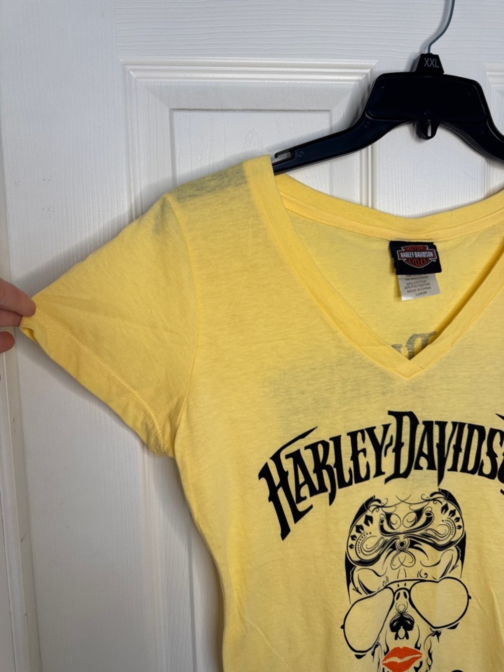 EUC Woman’s Harley-Davidson Yellow V-Neck Tee with Black Skull Graphic - Picture 4 of 6